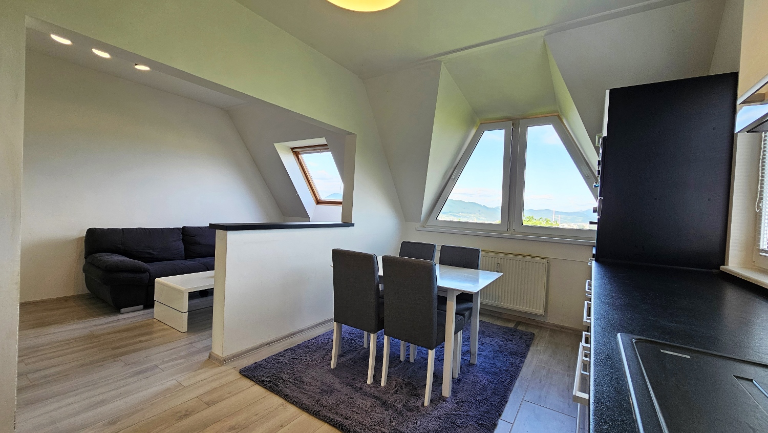 EXKLUZÍVNE! Elegantný podkrovný 2-izbový byt, zrekonštruovaný, krásny výhľad, predaj, Žilina – Hájik, Cena: 152.000 €