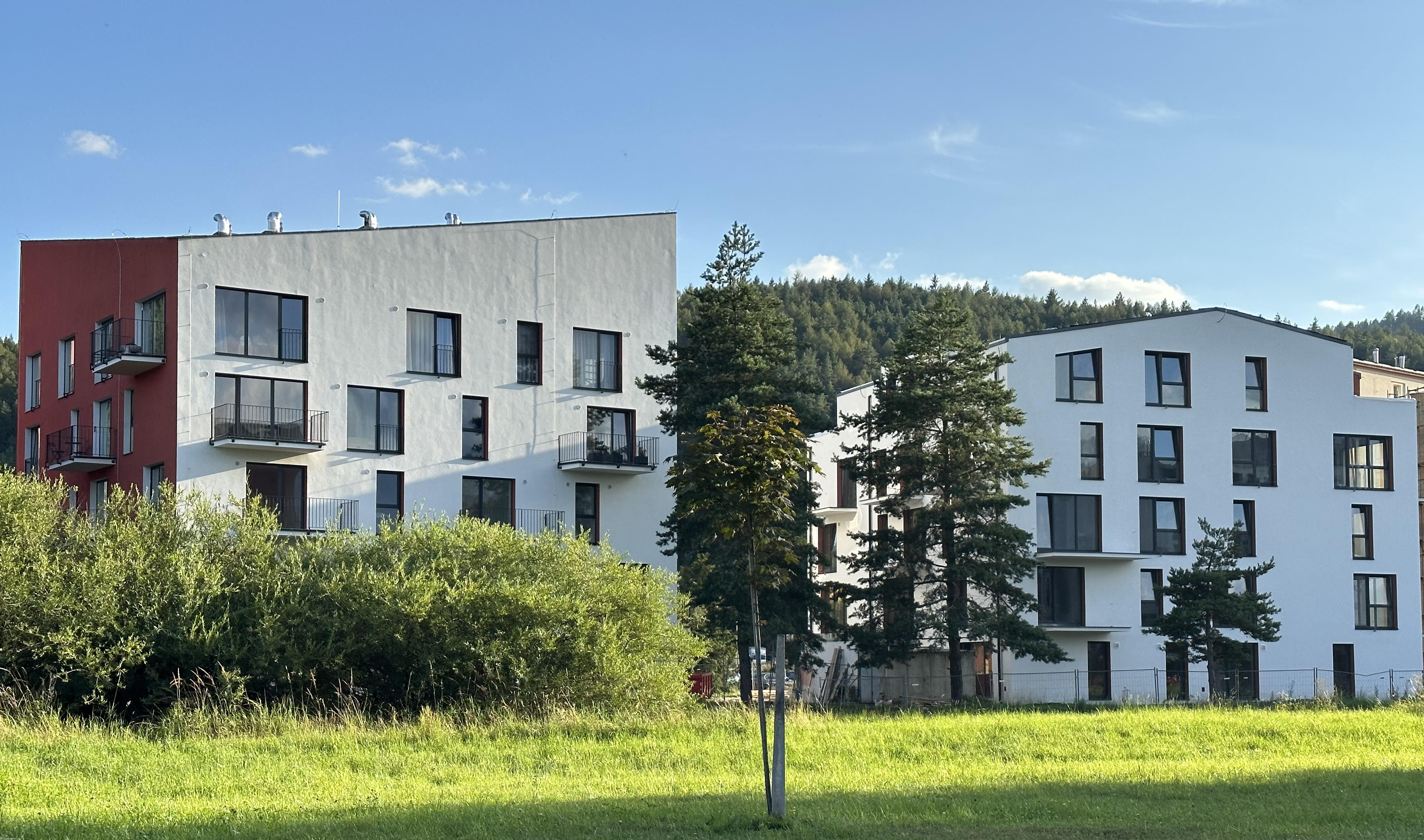 PRENÁJOM,  ZARIADENÝ 3 IZBOVÝ BYT S PARKOVACÍM STÁTIM, SVIT