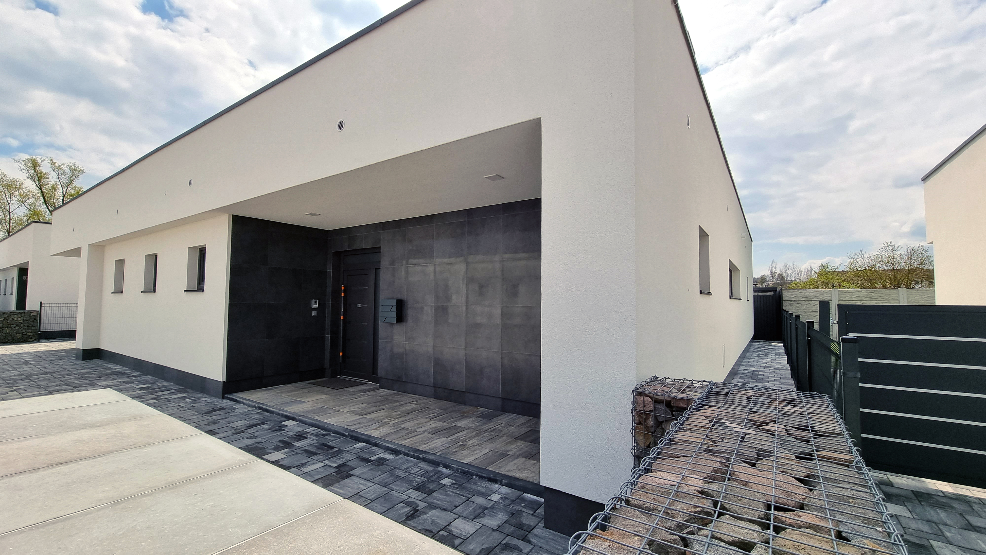 EXKLUZÍVNE! Prenájom luxusný 4-izbový rodinný dom, atraktívna lokalita, Žilina – Mojš, Cena: 1.500 €/ mesiac