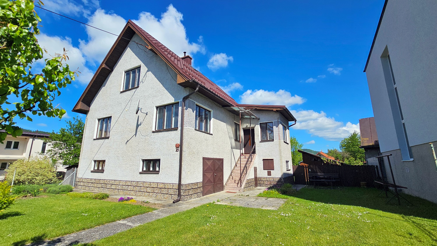 REZERVÁCIA - Využite veľa priestoru: 3-podlažný rodinný dom, pozemok až 1.252 m2, predaj, Kľače pri Raj. Teplic., Cena: 179.000,- EUR