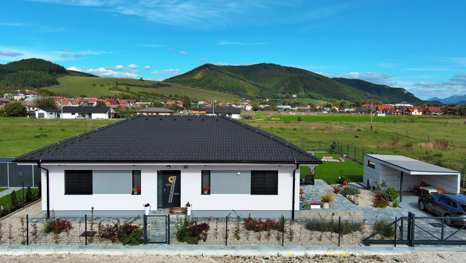 EXKLUZÍVNE! Idylický, úplne dokončený a zariadený 4-izbový rodinný dom, slnečný pozemok, predaj, Zbyňov, Cena: 354.000 €