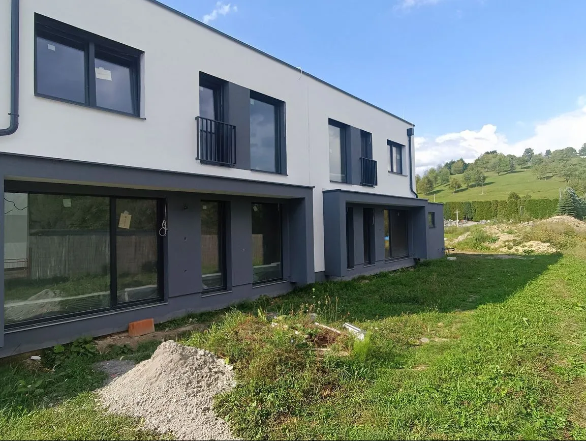 (B2) Priestranný dom s pokojom a komfortom, len 5 minút od Žiliny