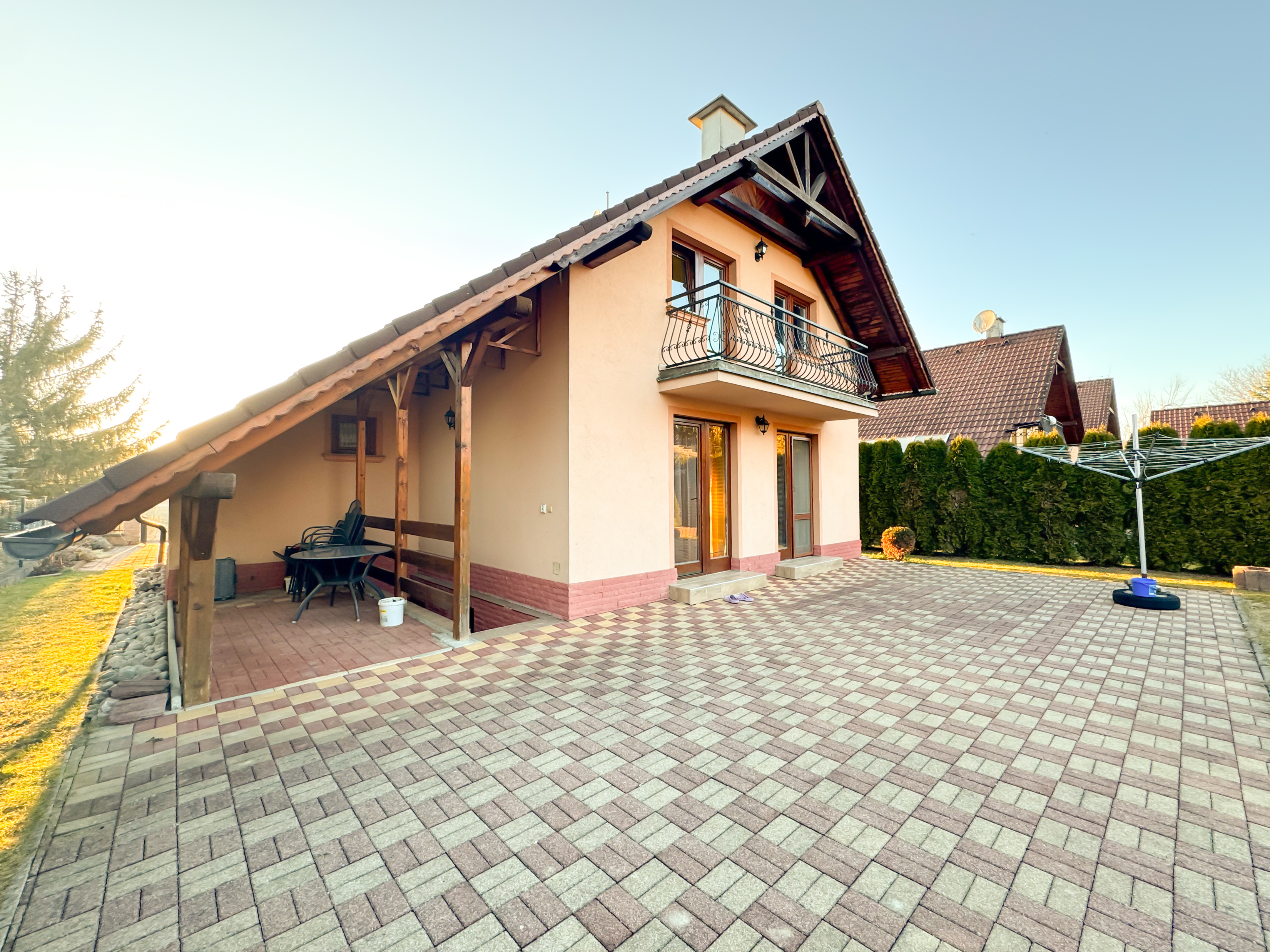 Unikátna nehnuteľnosť pre aktívnu rodinu s veľkým pozemok, vlastné ihrisko