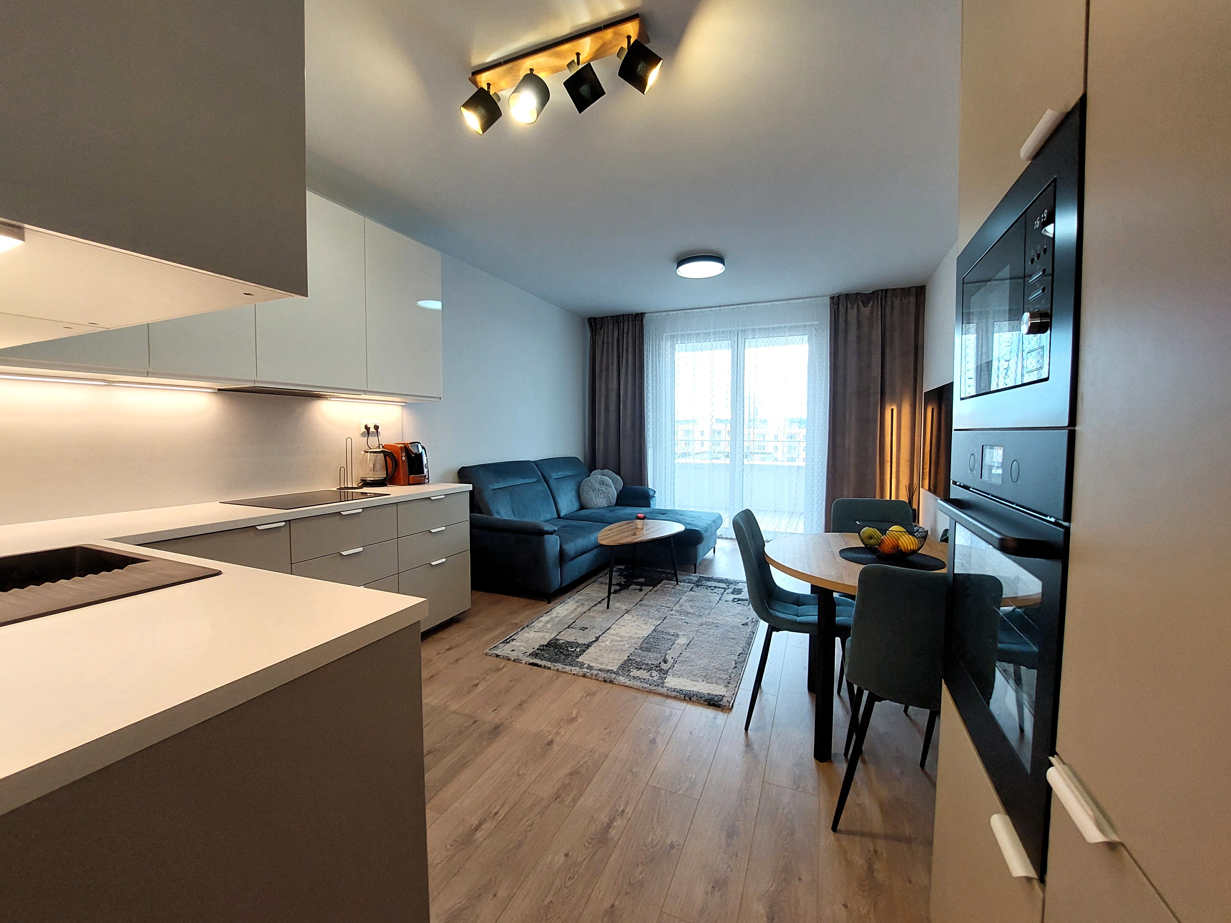 EXKLUZÍVNE! Štýlový 2-izbový byt, krytá terasa, výhľady, vlastné parkovanie, klimatizácia, Žilina – Zelené Vlčince 