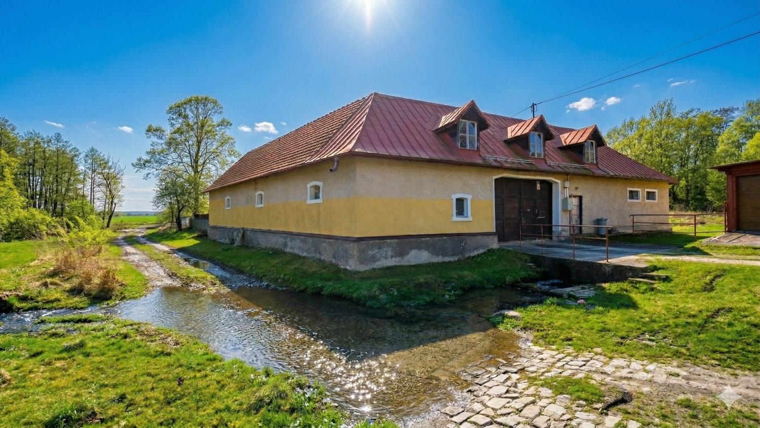 Čarovná farma na bývanie aj podnikanie: stavby + pozemky 6 017 m², Ležiachov pri Martine , Cena: 429000€