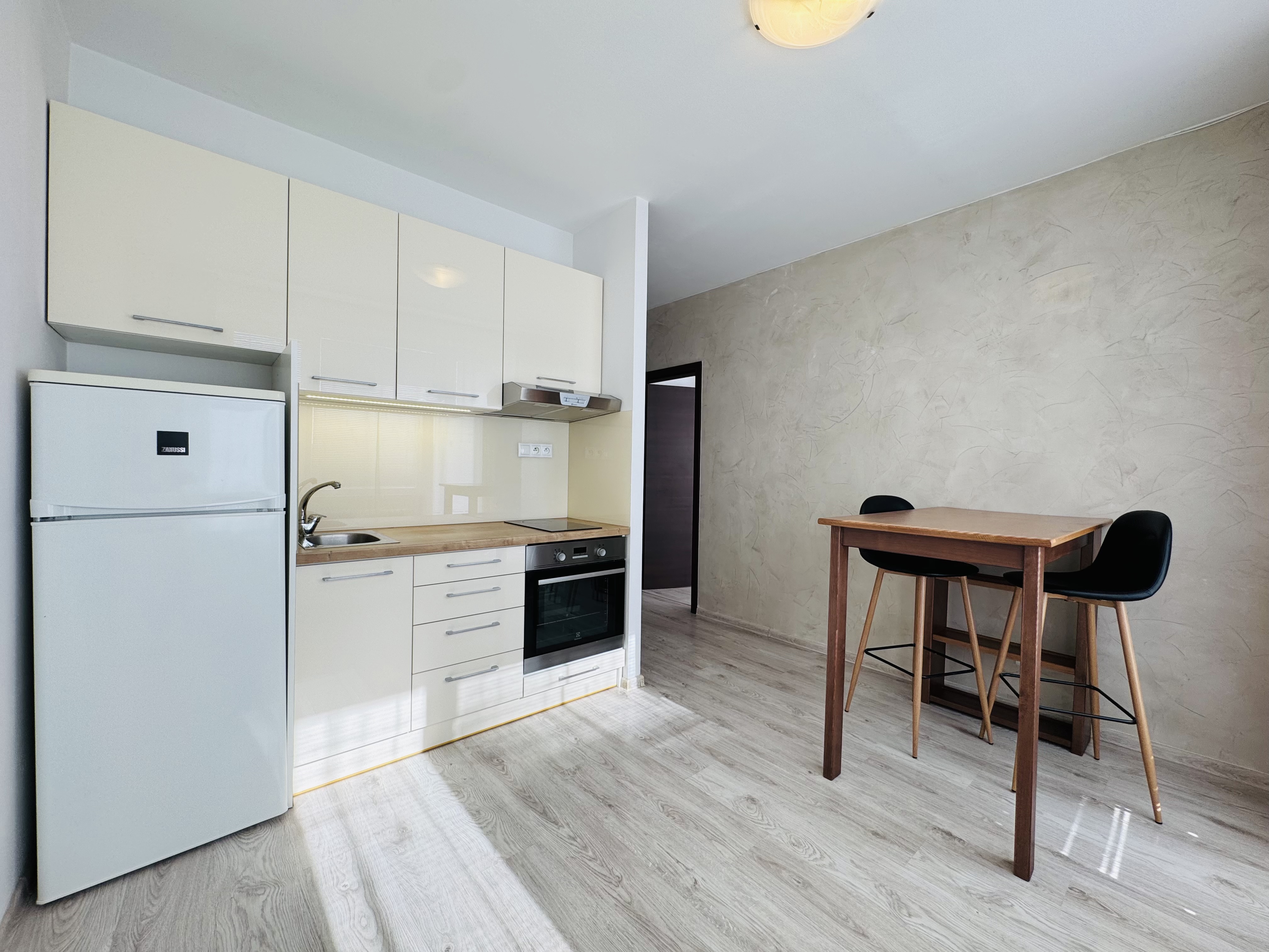 Slnečný 1 izbový byt so samostatnou spálňou a veľkým 8 m2 balkónom, Bajzova, Žilina, 590 € vrátane energií a internetu
