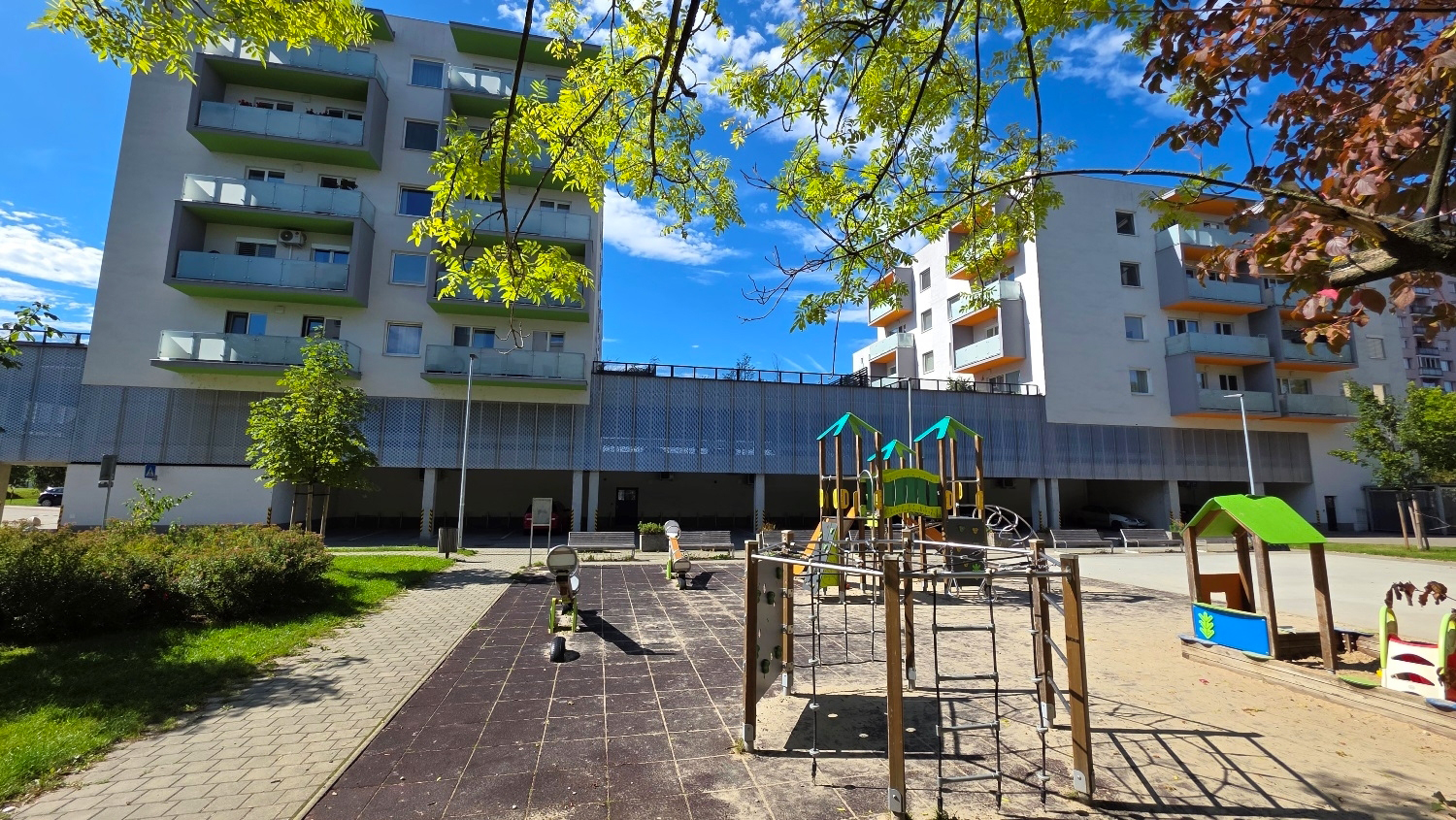 Obrovská terasa 89m2 aj balkón: novo zariadený 4-izbový byt s parkovaním, Žilina - Rudiny, Cena: 1.499€/mes. bez energií