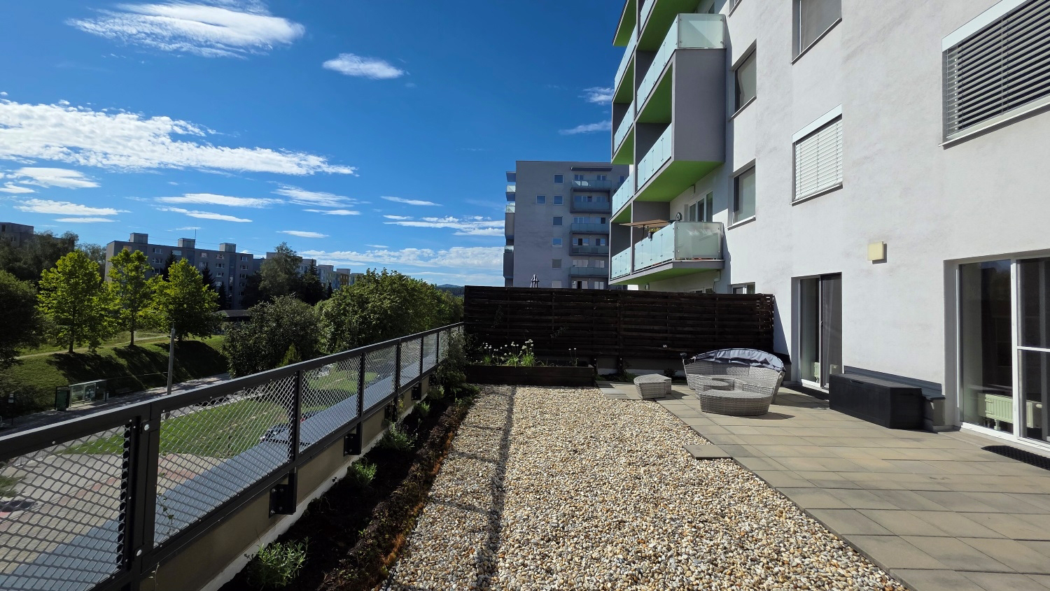 Obrovská terasa 89m2 aj balkón: novo zariadený 4-izbový byt s parkovaním, Žilina - Rudiny, Cena: 1.499€/mes. bez energií